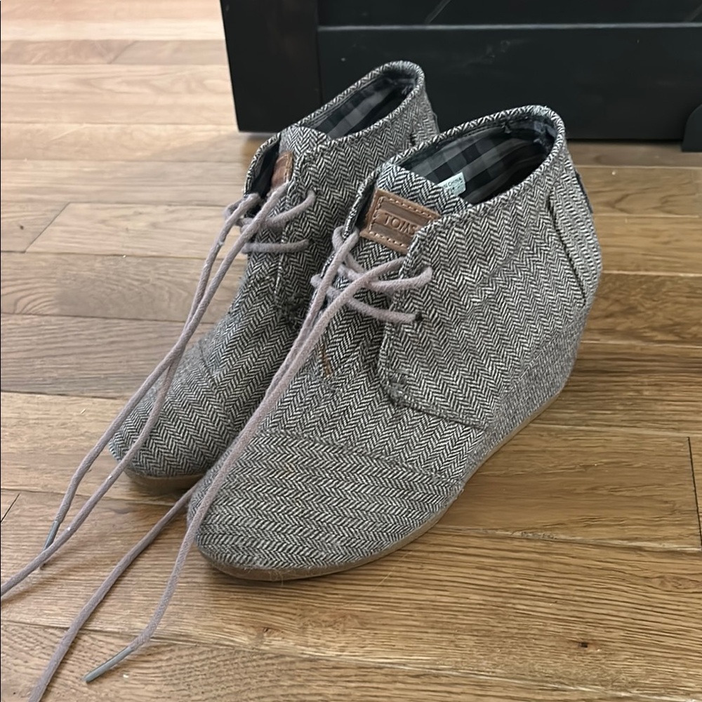 Toms Gray Wedge Shoes with Textured Fabric